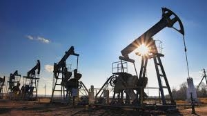 النفط يصعد مدعوماً بتوقعات بتمديد العمل باتفاق أوبك لخفض الإنتاج