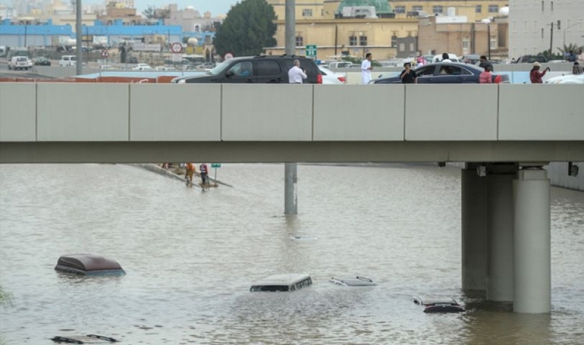 شوارع ومنازل الكويت تغرق بالمياه.. وغضب عارم في البرلمان 