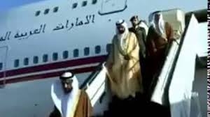 بالفيديو.. حاكم دبي يتعرض لموقف محرج أثناء نزوله سلم الطائرة بالاردن