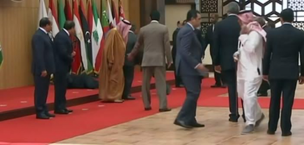 لحظة سقوط الرئيس اللبناني في القمة العربية
