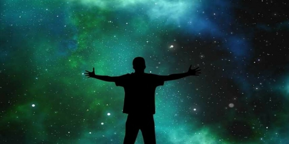 عالم فيزياء فلكية بريطاني يؤمن “أخيراً” أن الله هو خالق الكون!