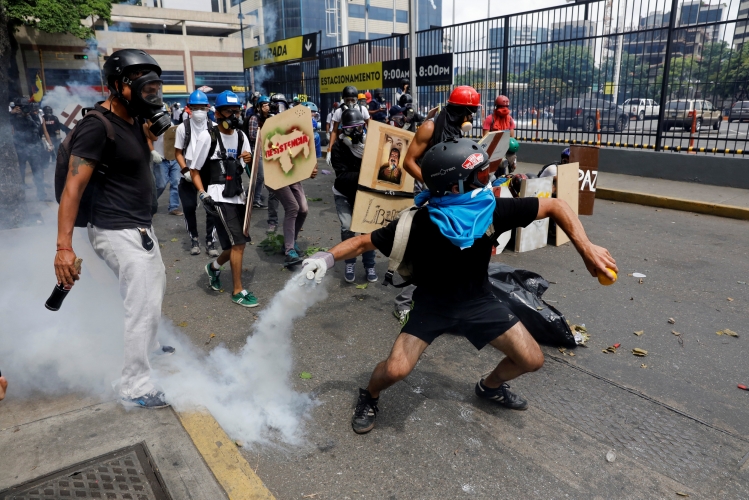 اشتباكات بين متظاهرين فنزويليين وقوات الأمن في احتجاجات ضد المحاكمات العسكرية لمدنيين