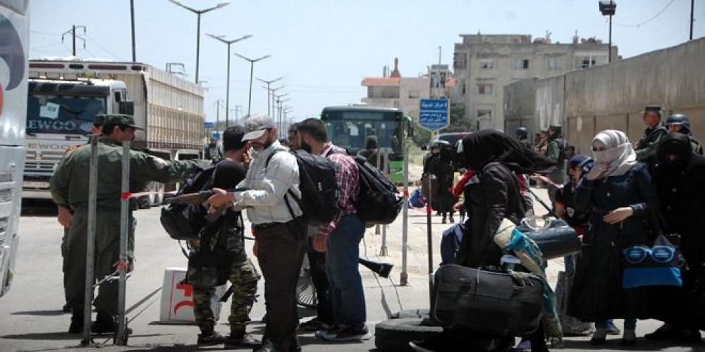 خروج اكثر من 2600 من مسلحي حي الوعر ضمن الدفعة العاشرة إلى إدلب ..وتسوية أوضاع 428 شخصا اليوم
