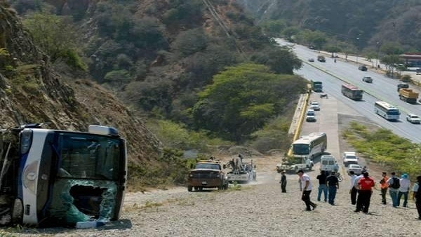 مصرع 12 شخصاً اثر سقوط حافلة من منحدر بالمكسيك 
