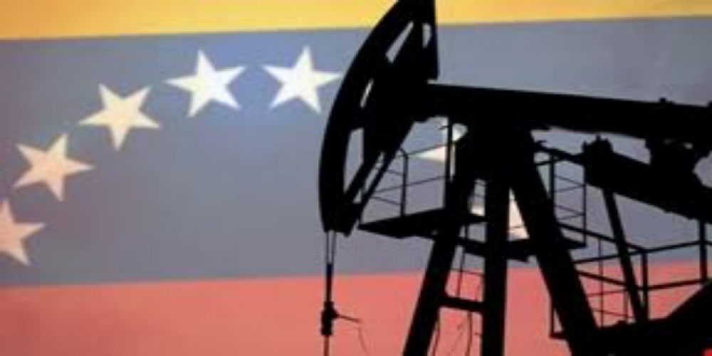 الولايات المتحدة تدرس عقوبات محتملة على قطاع النفط بفنزويلا