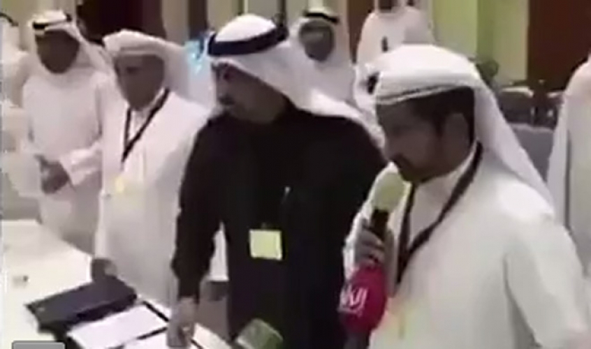 بالفيديو.. وفد قطري يتعارك مع نظيره السعودي بعد وصفه بـ”عيال موزة”