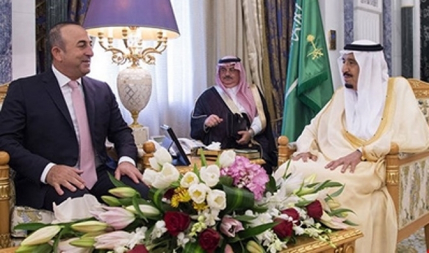 الملك السعودي يلتقي أوغلو.. والجبير يعلن عن قائمة شكاوى رباعية بحق قطر قريبا