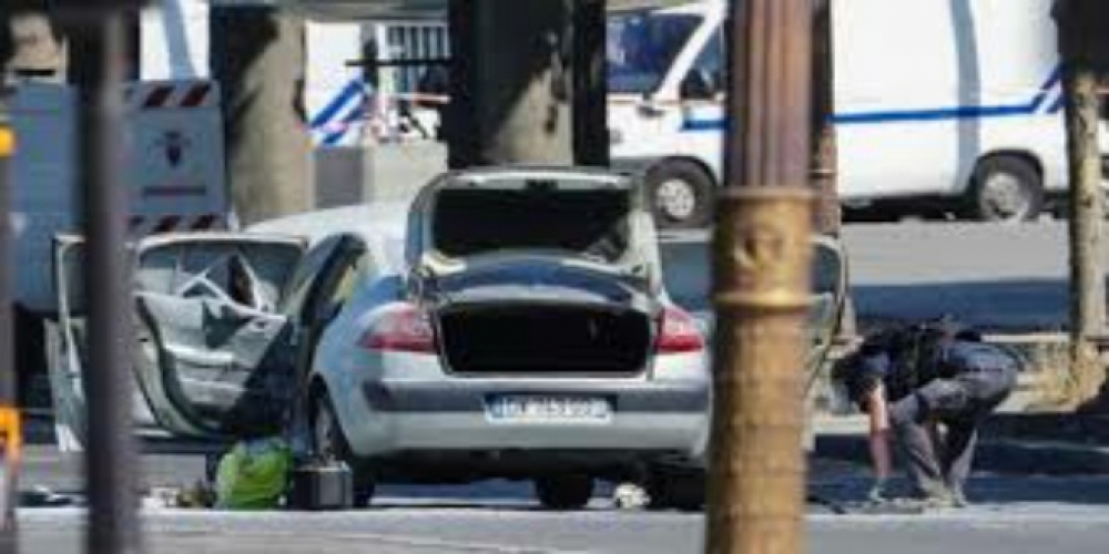 على ماذا عثرت الشرطة الفرنسية داخل سيارة مهاجم الشانزلزيه