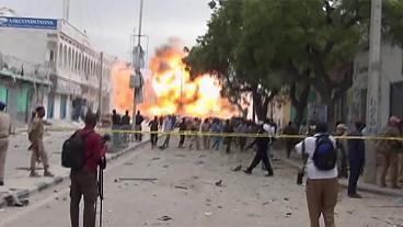 مقتل حوالي 15 واصابة العشرات بتفجير سيارة مفخخة في مقديشو