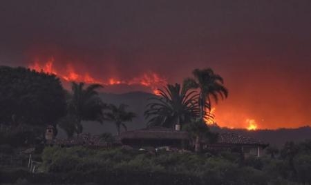 حرائق غابات كاليفورنيا تستعر ورجال الإطفاء يكافحونها