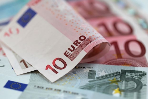اليورو دون أعلى مستوى في 14 شهراً قبل قرار المركزي الأوروبي