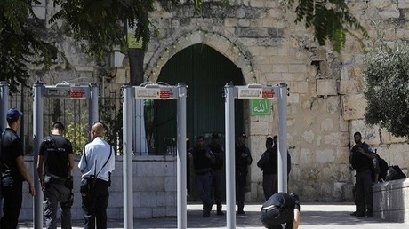 سلطات الاحتلال الإسرائيلي تزيل البوابات الإلكترونية عند الأقصى.. والشرطة تستخدم القوة من جديد