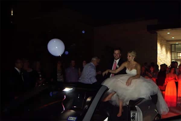   شاهد..لحظة سقوط عروسين من سيارة الزفاف بطريقة غريبة