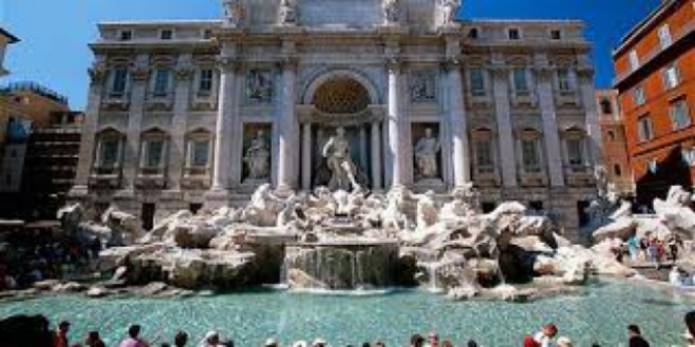 روما تمنع السياح من النزول في نافورة تريفي التاريخية
