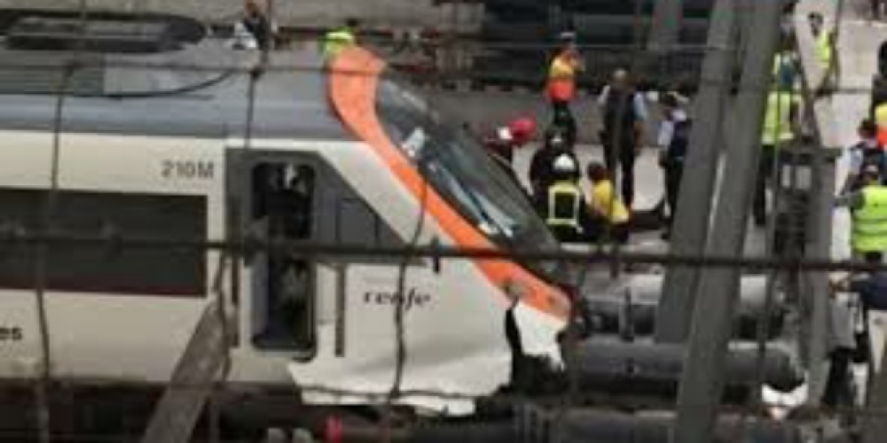  اصابة 48 شخص بحادث قطار في برشلونة