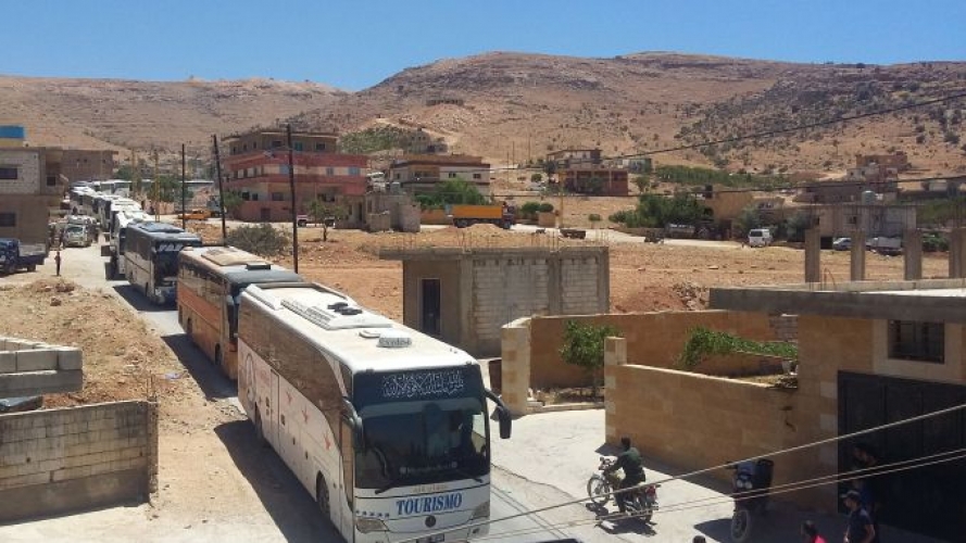 وصول حافلات مسلحي جبهة النصرة وعائلاتهم الى معبر السعن في ريف حماه حيث ستجري عملية التبادل على دفعات