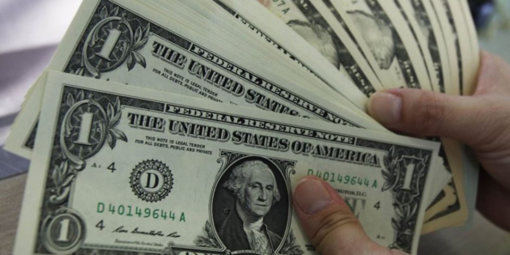 الدولار يهبط وسط شكوك بشأن رفع الفائدة الأمريكية