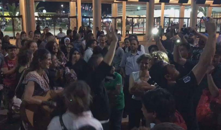  مجموعة من الشباب الفرنسيين يحتفلون على طريقتهم الخاصة بعد انتهاء حفل افتتاح معرض دمشق الدولي
