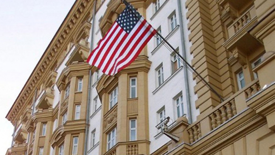 السفارة الأمريكية في موسكو تعلن تعليق منح التأشيرات للمواطنين الروس غير المهاجرين