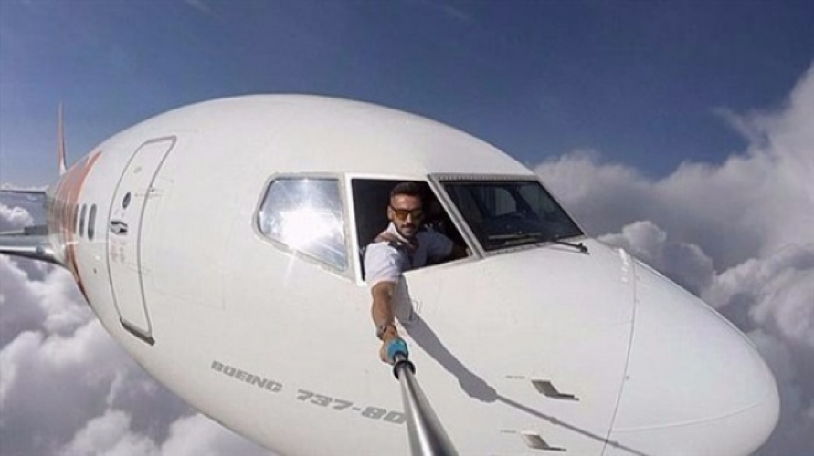 طيار يلتقط صور سيلفي من نافذة طائرته أثناء تحليقه في الجو