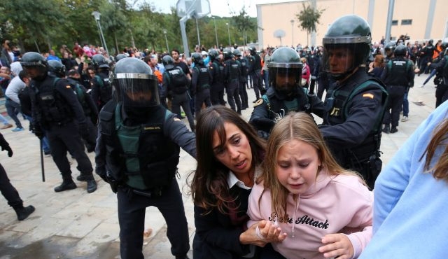 بالفيديو..إصابة المئات في اشتباكات إثر محاولة شرطة إسبانيا منع استفتاء كتالونيا
