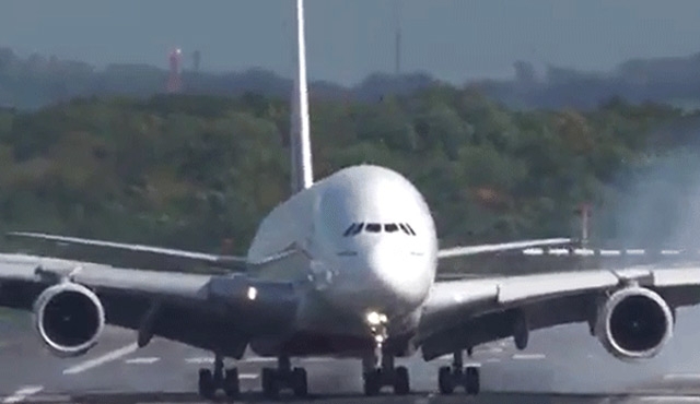 بالفيديو..هبوط مرعب لأكبر طائرة نقل ركاب بالعالم