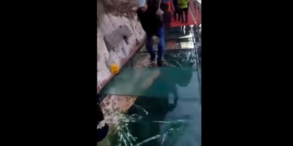 بالفيديو..رد فعل مرشد سياحي عند تحطم جسر زجاجي تحت قدميه؟!   