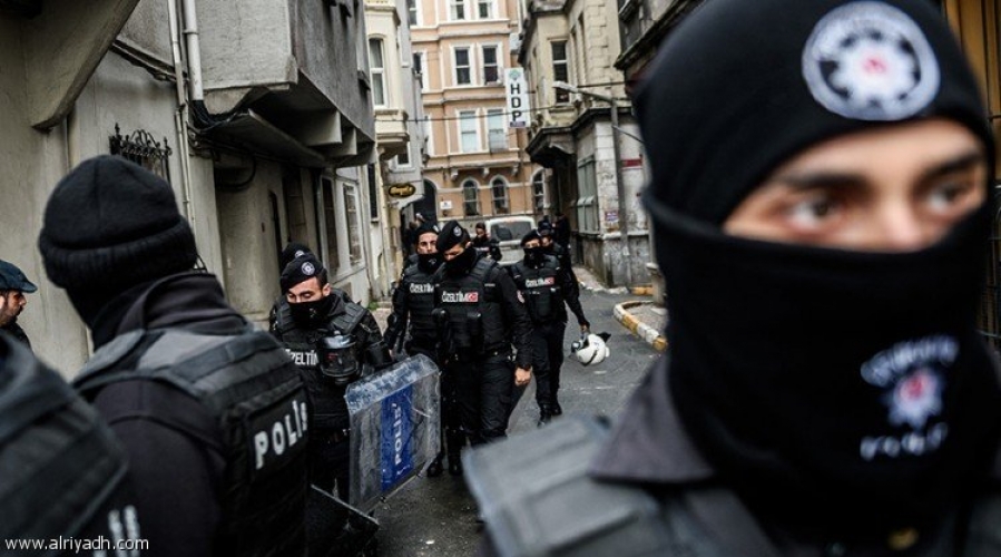 تركيا تصدر أمرا باعتقال 100 من ضباط الشرطة