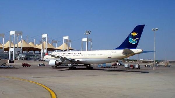 طائرة سعودية تهبط في بغداد بعد انقطاع 27 عاما