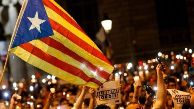 توقعات بفرض مدريد الحكم المباشر على كتالونيا ردا على استفتاء الاستقلال 