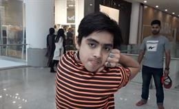بالفيديو.. طفل باكستاني يلف عنقه 180 درجة ؟!