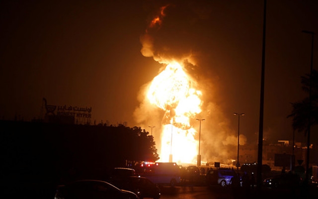 البحرين تصف حريق خط الأنابيب النفطي بالعمل التخريبي