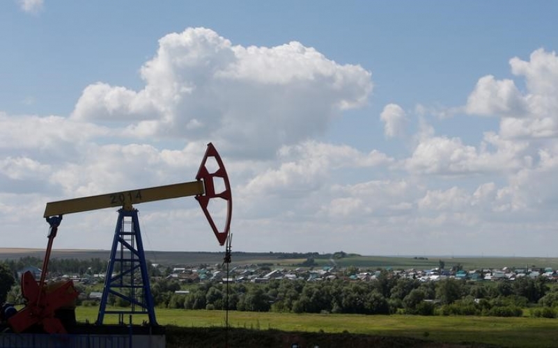 النفط يرتفع مع تبديد التوقعات بتمديد اتفاق أوبك 