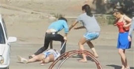 معركة بين 5 فتيات روسيات تنتهي بضرب إحداهن بقضيب معدني