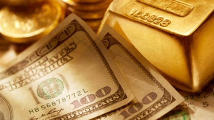 الذهب ينخفض مع ارتفاع الدولار لكنه قرب أعلى مستوى في شهر