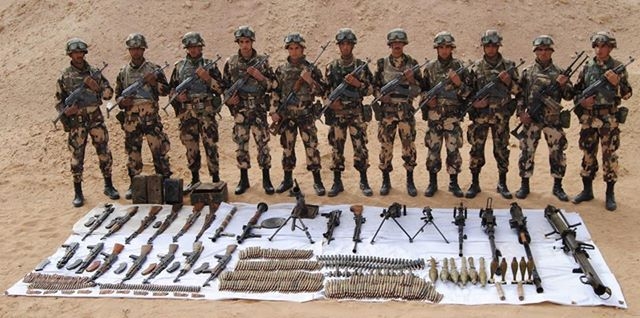 الجيش الجزائري يكتشف ترسانة أسلحة منها ثقيلة قرب الحدود مع مالي