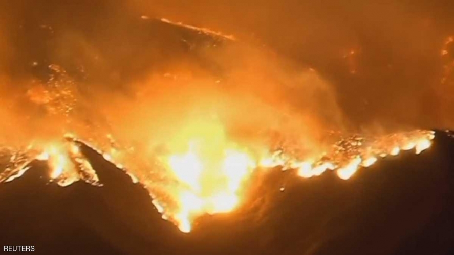 حرائق هائلة تهدد مئات المنازل في كاليفورنيا