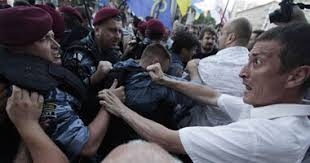 الشرطة الأوكرانية تشتبك مع متظاهرين أمام منزل المدعي العام