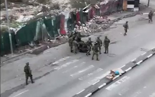 بالفيديو .. عشرات الجنود الصهاينة ينهالون بالضرب على شاب فلسطيني في مدينة الخليل