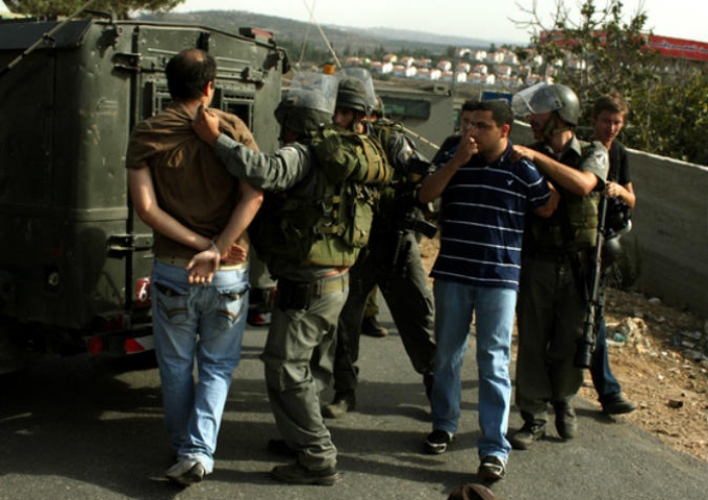 جيش الاحتلال يعتقل 15 فلسطينيا من الضفة الغربية في حملة مداهمات
