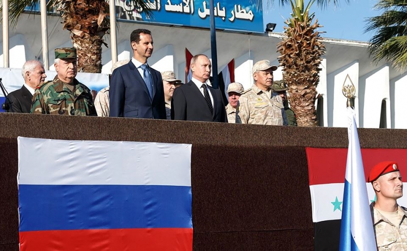 بالفيديو..الرئيس الأسد يلتقي الرئيس بوتين في قاعدة حميميم العسكرية