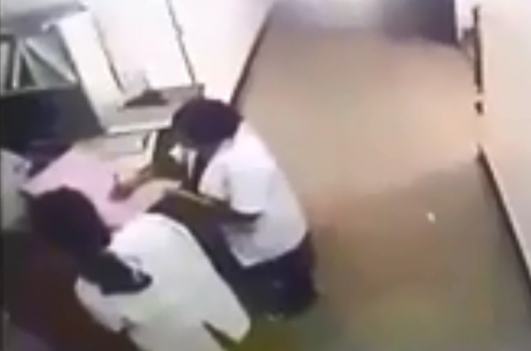 شاهد...توثيق لحظة وفاة ممرضة أثناء عملها