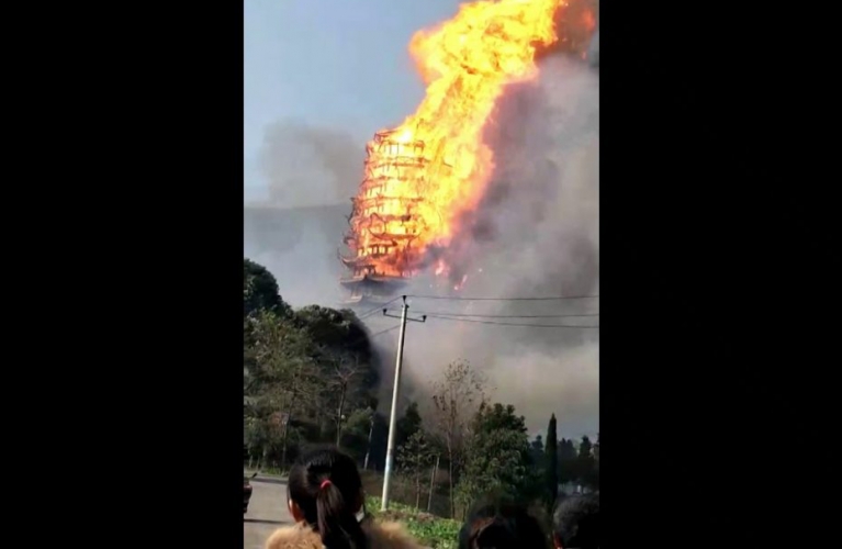 بالفيديو.. حريق كبير يدمّر أعلى برج خشبي في الصين!