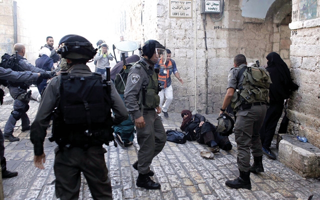 4 شهداء ومئات الجرحى خلال المواجهات المستمرة مع جنود العدو الاسرائيلي بالاراضي المحتلة
