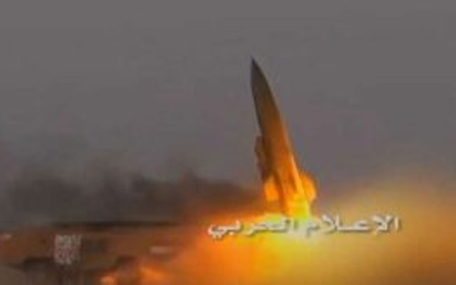 القوة الصاروخية اليمنية تطلق صاروخا على تجمعات للنظام السعودي 