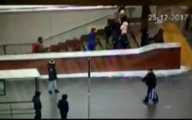 بالفيديو.. لحظة سقوط حافلة على المشاة في أحد أنفاق موسكو! 