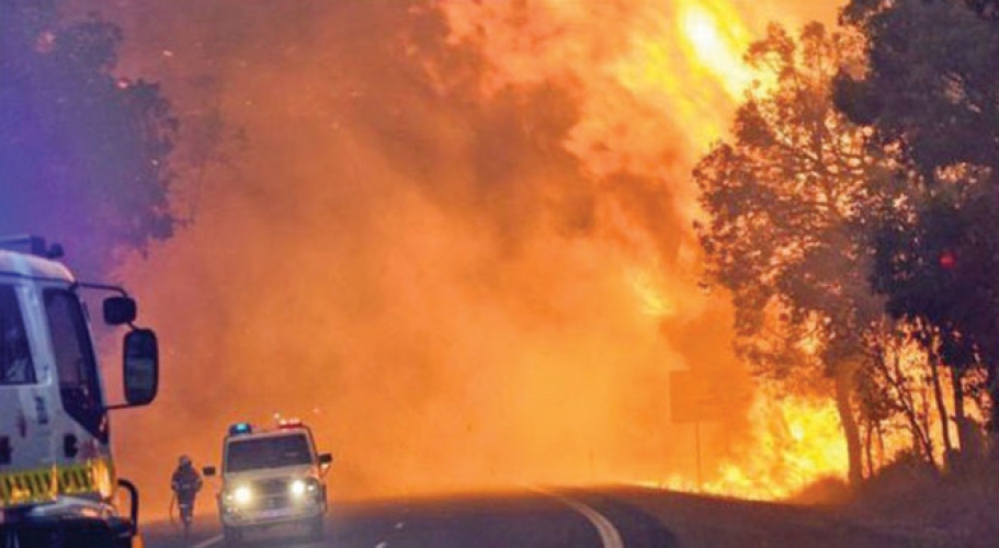 حرائق تدمر مباني و«تذيب القار» في أستراليا