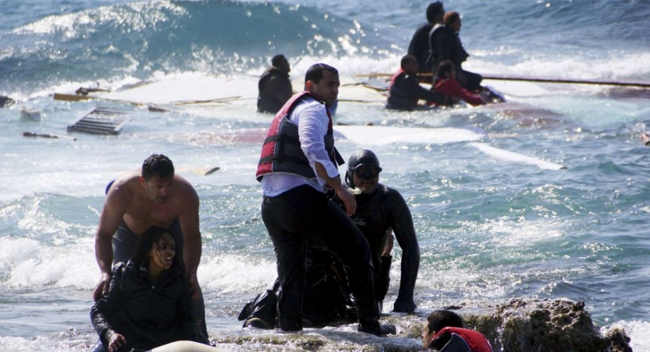انتشال جثتي مهاجرتين بالسواحل الليبية