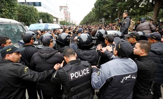 انتشار الجيش التونسي بعدة مدن وتعتقل المزيد مع تصاعد حدة الاحتجاجات