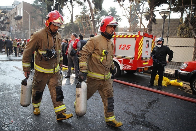 انقاذ 20 شخص من حريق ضخم بمجمع تجاري في طهران
